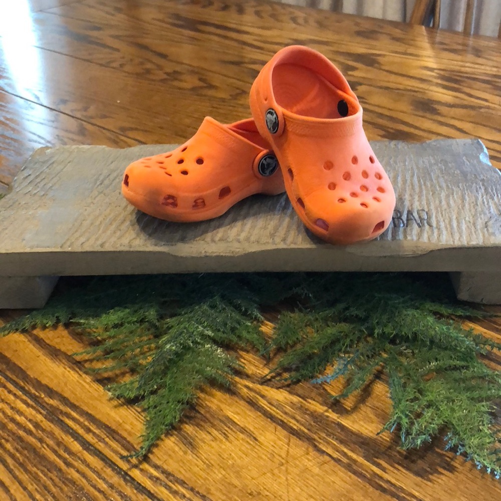 🐸BUY THE ORANGE Crocs GET THE GREEN  1/2 price